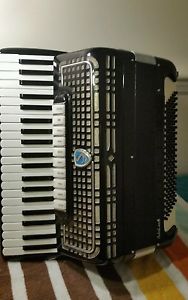 Accordion santini artist.xxxv4/5/Hand.made.reeds double tone.chamber excondition