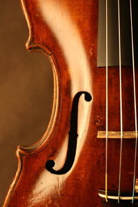 A BEAUTIFUL ANTIQUE 18TH CENTURY GERMAN VIOLIN PROBABLY MADE CIRCA 1780