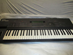 YAMAHA SY 85 SYNTHESIZER