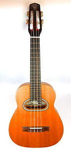 Dupont Concert Ukulele UK100, massives Mahagoni, handgebaut in Frankreich