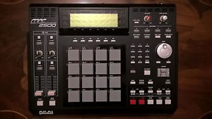 AKAI MPC 2500 NERO CON MEMORY CARD DA 128MB MASTERIZZATORE COME NUOVO PERFETTO