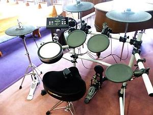 Yamaha DTX550K Drum Kit, Freestand Hi-Hat, Gibralter Pedal, Saddle Throne - NICE