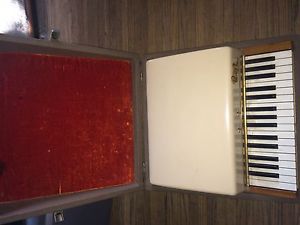 Fender Rhodes Piano Bass  Cream Top Vintage Keyboard