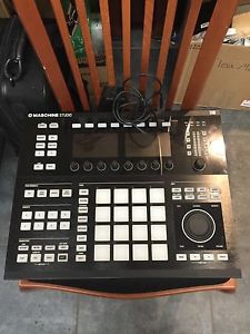 Native Instruments Maschine Groove Production Studio NI Drum Pad LCD Display