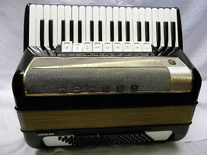 Spielbereites Akkordeon Hohner Lucia IV P + Koffer