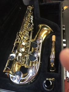 Yamaha Saxophone Yams-26 In Case