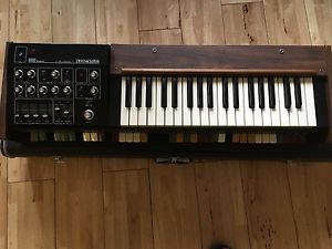 ROLAND SH1000 SYNTHESIZER