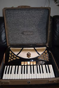 Akkordeon HOHNER LUCIA 3 SCHWARZ SEHR GUTER ZUSTAND IM KOFFER